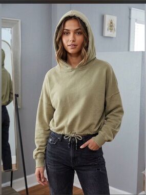Sadie Sink Pull & Bear Green Cropped Hoodie Size Small.